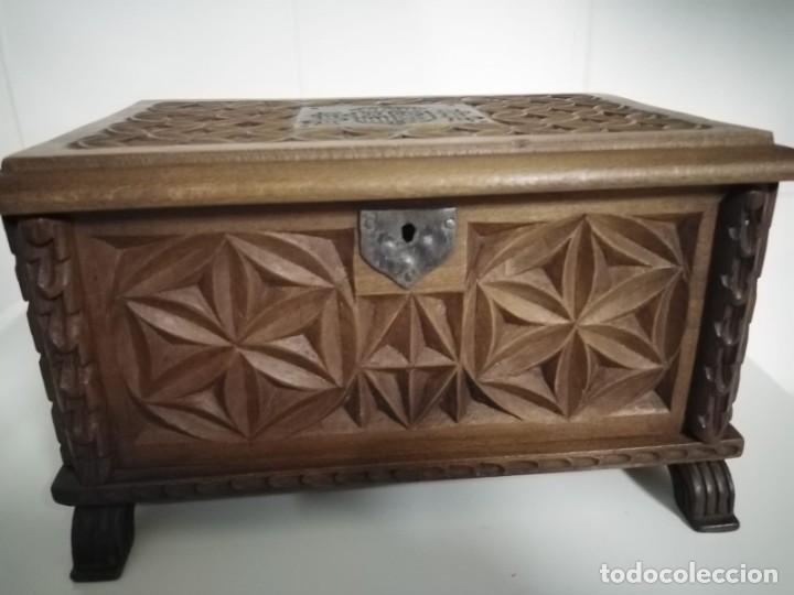 Antig&uuml;edades: Caja de madera tallada con escudo de Espa&ntilde;a - Foto 4