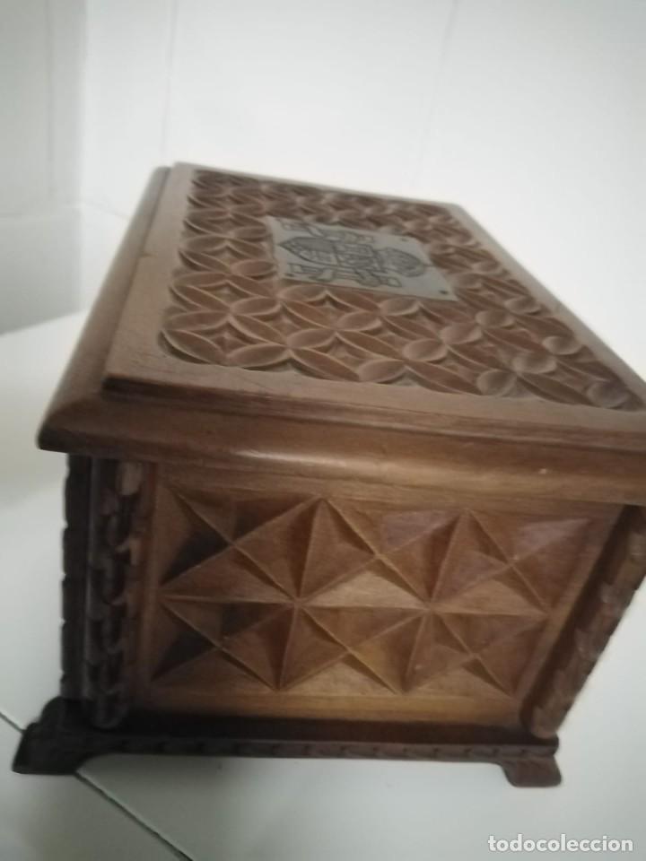Antig&uuml;edades: Caja de madera tallada con escudo de Espa&ntilde;a - Foto 5