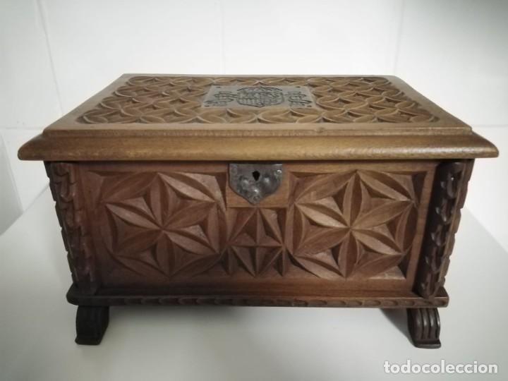Antig&uuml;edades: Caja de madera tallada con escudo de Espa&ntilde;a - Foto 9