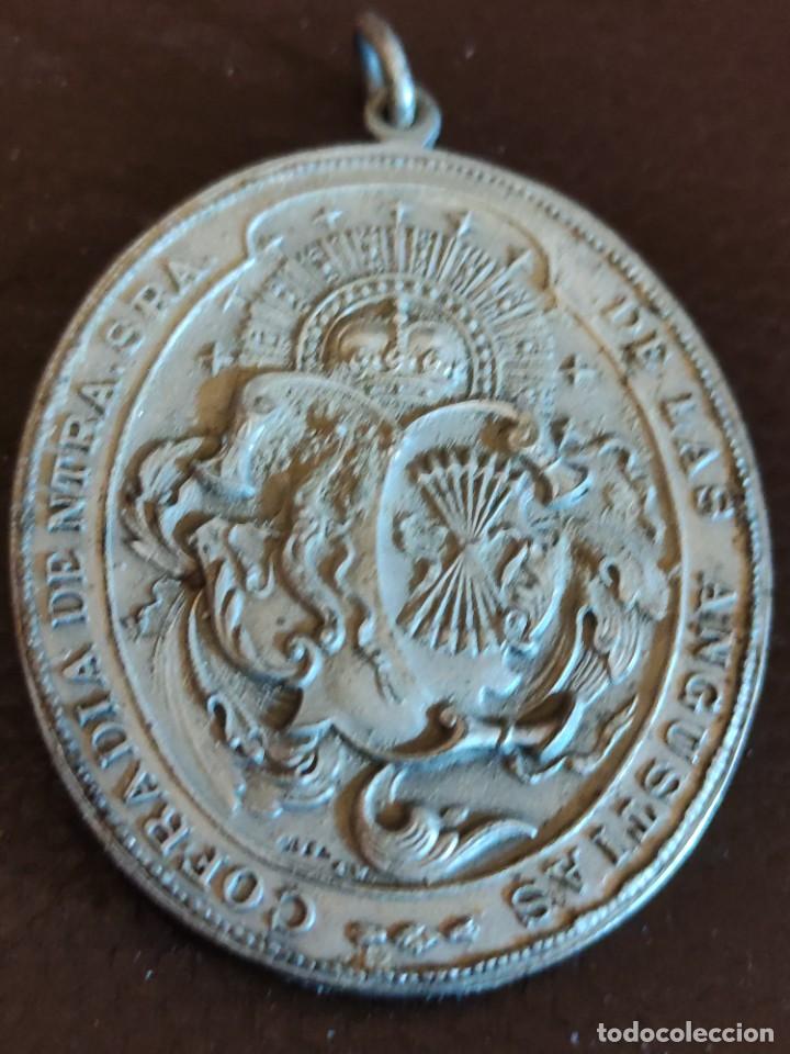 Antig&uuml;edades: Medalla de cofrad&iacute;a con yugo y flechas - Foto 1