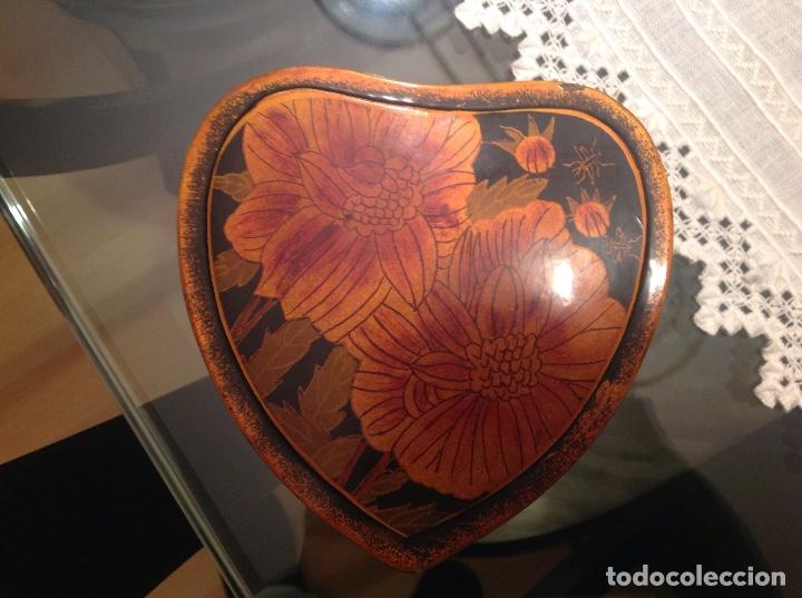 Antig&uuml;edades: Caja lacada en forma de coraz&oacute;n - Foto 1
