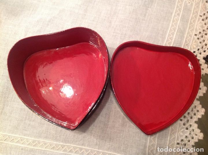 Antig&uuml;edades: Caja lacada en forma de coraz&oacute;n - Foto 3