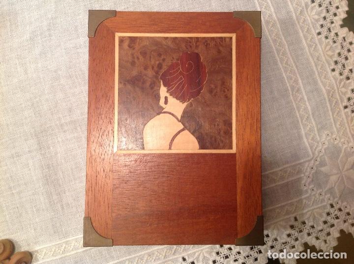 Antig&uuml;edades: Caja de madera trabajada - Foto 1