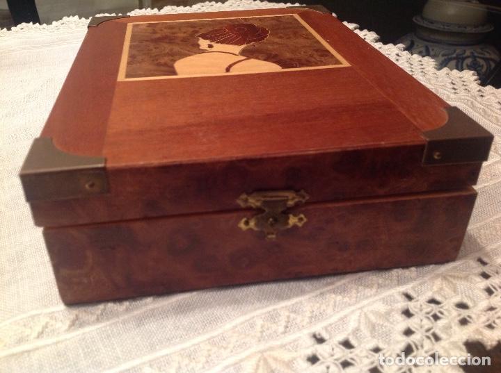 Antig&uuml;edades: Caja de madera trabajada - Foto 2
