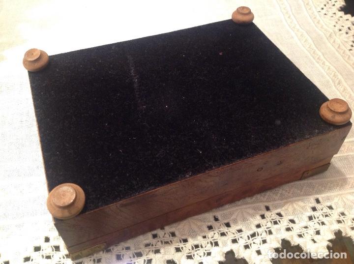 Antig&uuml;edades: Caja de madera trabajada - Foto 4