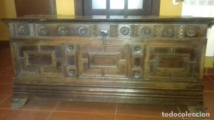 Antig&uuml;edades: Arcon de novia s. XVIII - Foto 1