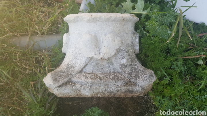 Antig&uuml;edades: capitel de pared en piedra caliza