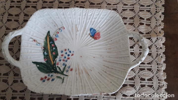 Antig&uuml;edades: BANDEJA DE LOZA CON ASAS Y DECORACI&Oacute;N - Foto 2