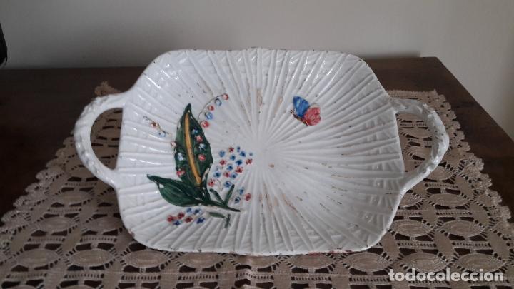 Antig&uuml;edades: BANDEJA DE LOZA CON ASAS Y DECORACI&Oacute;N - Foto 1