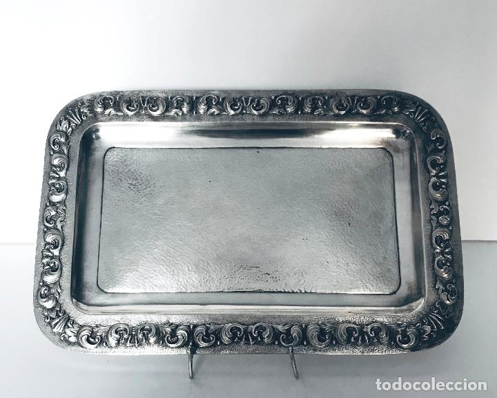Antig&uuml;edades: Bandeja con gran ba&ntilde;o de plata. 40 x 26 cm. a&ntilde;os 50