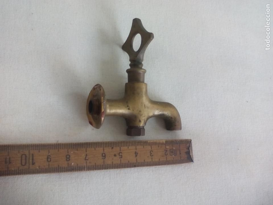 Antig&uuml;edades: GRIFO DE BRONCE PARA BOTELLA DE CRISTAL, BARRIL O BARRICA. FARMACIA