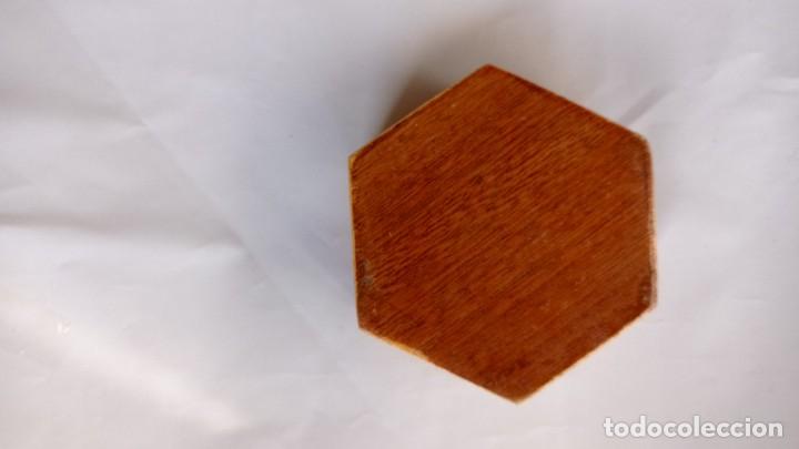 Antigüedades: Caja hexagonal. 20 cm largo. Técnica persa Khatam de marquetería con incrustaciones - Foto 3 - 245002105