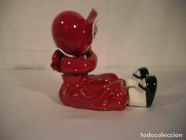Antig&uuml;edades: FIGURA MU&Ntilde;ECA DE BARRO ESMALTAD GORRO - Foto 2