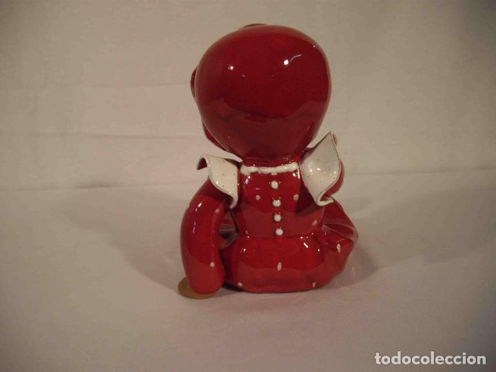 Antig&uuml;edades: FIGURA MU&Ntilde;ECA DE BARRO ESMALTAD GORRO - Foto 3