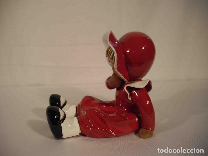 Antig&uuml;edades: FIGURA MU&Ntilde;ECA DE BARRO ESMALTAD GORRO - Foto 4