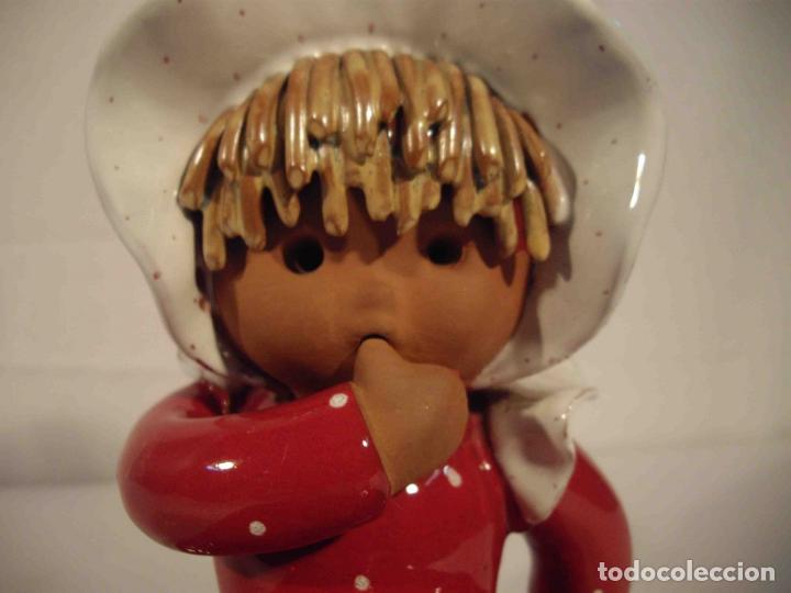 Antig&uuml;edades: FIGURA MU&Ntilde;ECA DE BARRO ESMALTAD GORRO - Foto 5