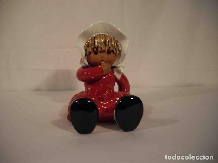 Antig&uuml;edades: FIGURA MU&Ntilde;ECA DE BARRO ESMALTAD GORRO - Foto 1