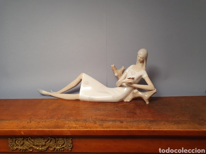 Antig&uuml;edades: LLADRO - Joven con Margarita y LIBRO - Foto 1