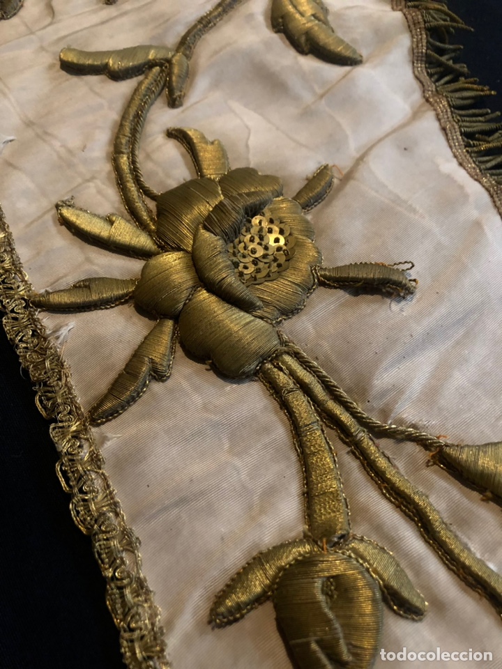 Antig&uuml;edades: Pieza bordada en oro sobre moar&eacute; - Foto 2