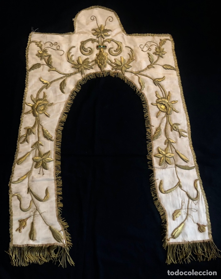 Antiguidades: Pieza bordada en oro sobre moar&eacute;