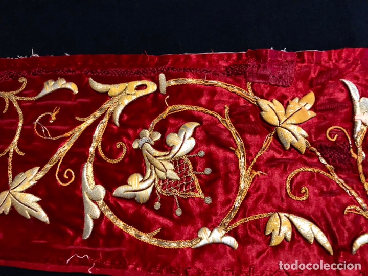 Antig&uuml;edades: Bordado en oro sobre raso rojo - Foto 3
