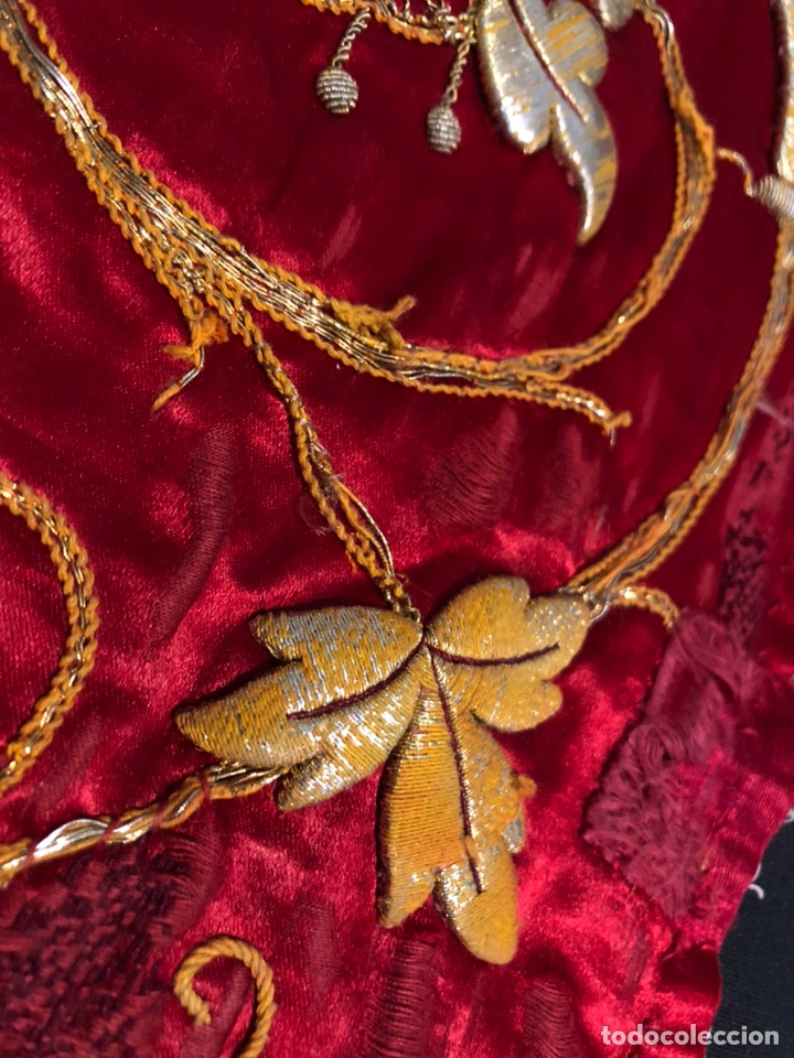 Antig&uuml;edades: Bordado en oro sobre raso rojo - Foto 4