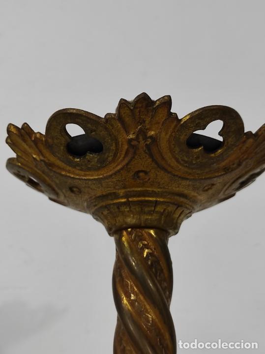 Antigüedades: Pareja de Candelabros Neogóticos - Bronce Cincelado - Altura 60 cm - Capilla, Decoración - S. XIX - Foto 9 - 245240655