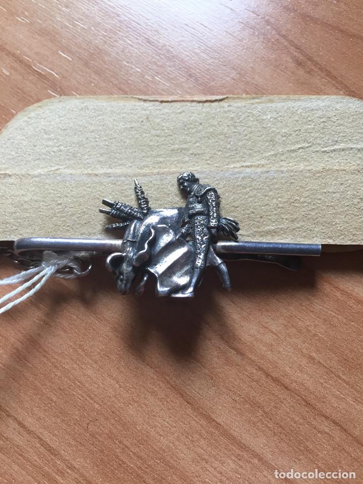 Antig&uuml;edades: Pisacorbata en plata. Torero.