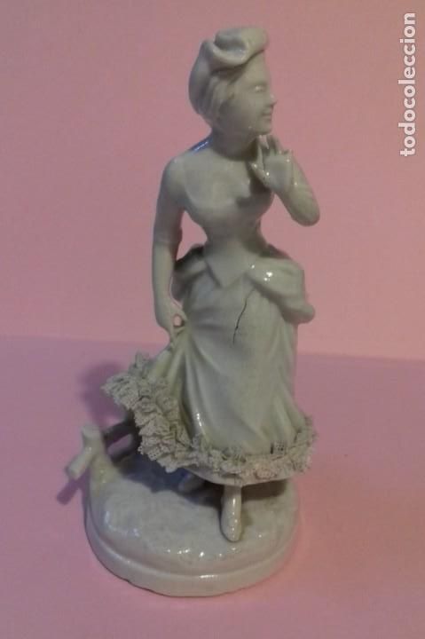 Antig&uuml;edades: Figura dama antigua porcelana blanca con marca en la base. 16 cm alto x 8 cm diametro
