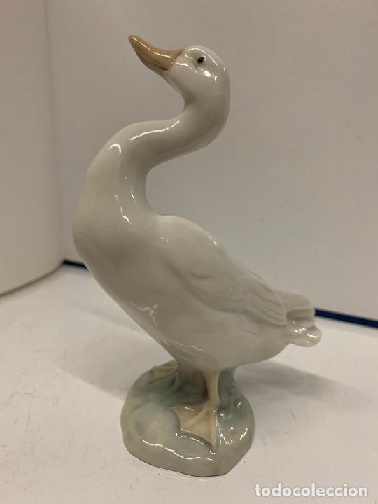 Antiquit&eacute;s: Encantador ganso, oca o cisne en porcelana. 11,7cms altura