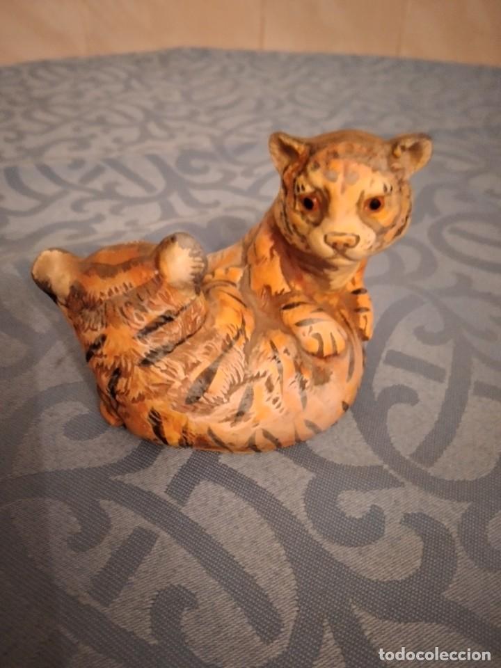 Oggetti Antichi: Preciosa figura de 2 tigres bebes jugando,marca corona s,tiger.