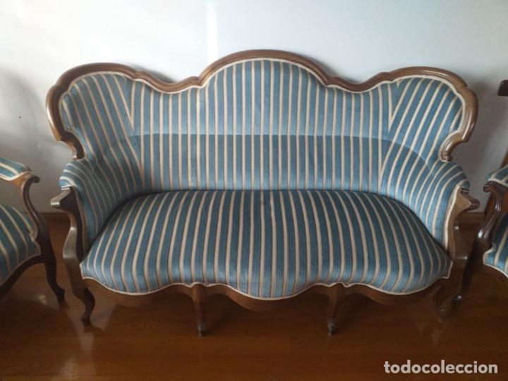 Antig&uuml;edades: Tresillo m&aacute;s cuatro sillas - Foto 1