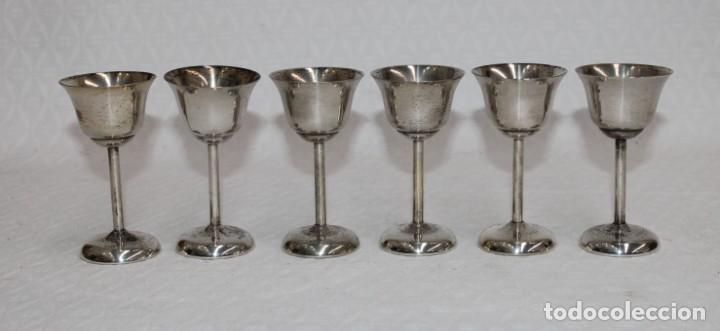 Antig&uuml;edades: CONJUNTO DE 6 COPAS DE LICOR EN METAL PLATEDO - Foto 1