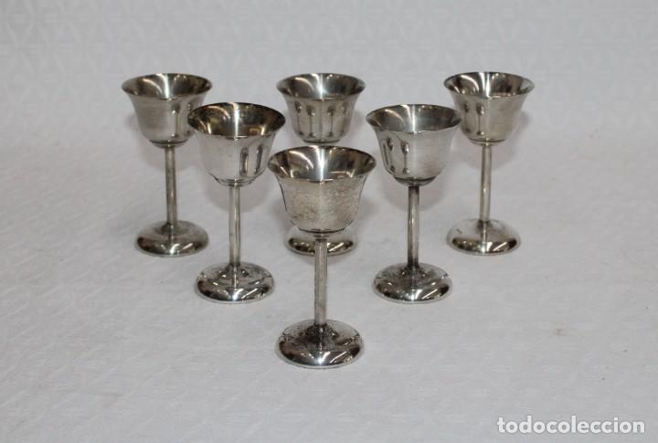 Antig&uuml;edades: CONJUNTO DE 6 COPAS DE LICOR EN METAL PLATEDO - Foto 2