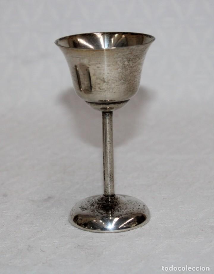 Antig&uuml;edades: CONJUNTO DE 6 COPAS DE LICOR EN METAL PLATEDO - Foto 3
