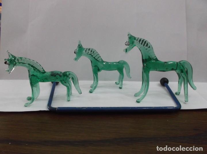 Oggetti Antichi: TRES CABALLITOS DE CRISTAL VERDE - TRES TAMA&Ntilde;O - MINIATURA.