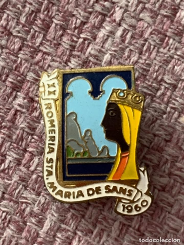 Antig&uuml;edades: Medalla e insignia Nuestra se&ntilde;ora de Monserrat - Foto 2