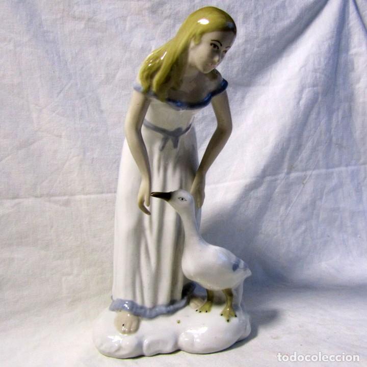 Oggetti Antichi: Figura de porcelana Pe&ntilde;atal Segovia, Dama con ganso