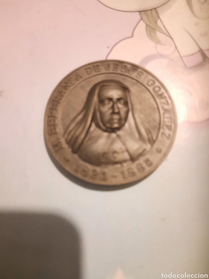 Antiquit&eacute;s: Libro y Moneda de bronce conmemorativa Madre Esperanza.
