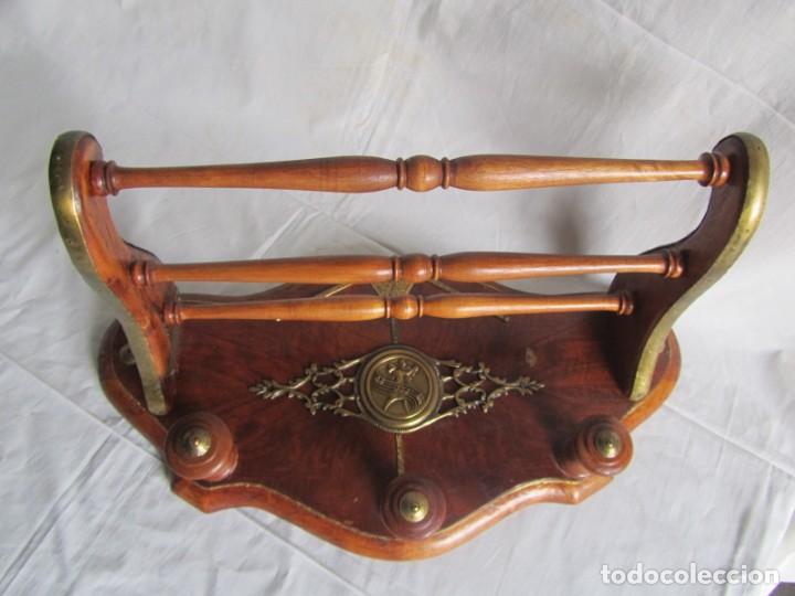 Antig&uuml;edades: Magn&iacute;fica percha de madera rematada con bronce - Foto 2