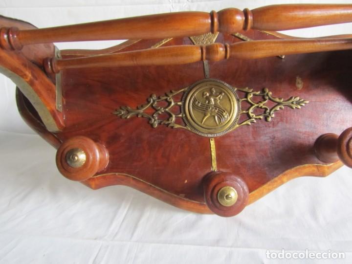Antig&uuml;edades: Magn&iacute;fica percha de madera rematada con bronce - Foto 3
