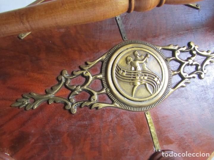 Antig&uuml;edades: Magn&iacute;fica percha de madera rematada con bronce - Foto 4