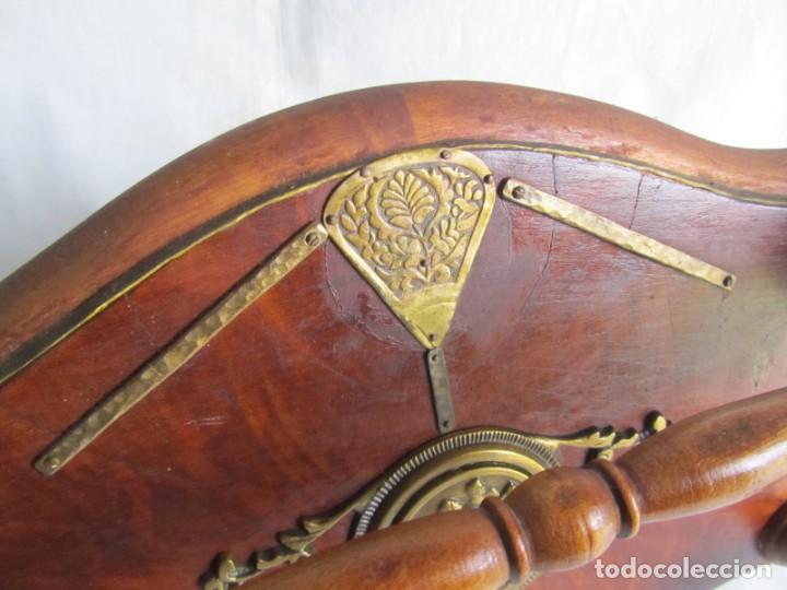 Antig&uuml;edades: Magn&iacute;fica percha de madera rematada con bronce - Foto 5