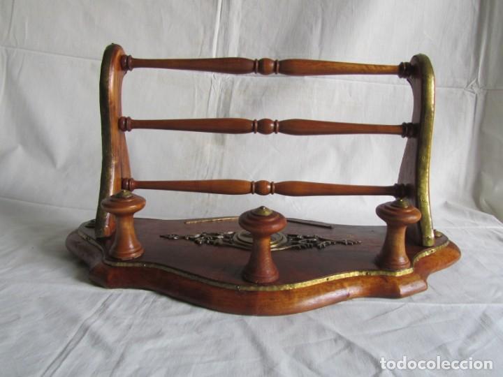 Antig&uuml;edades: Magn&iacute;fica percha de madera rematada con bronce - Foto 6