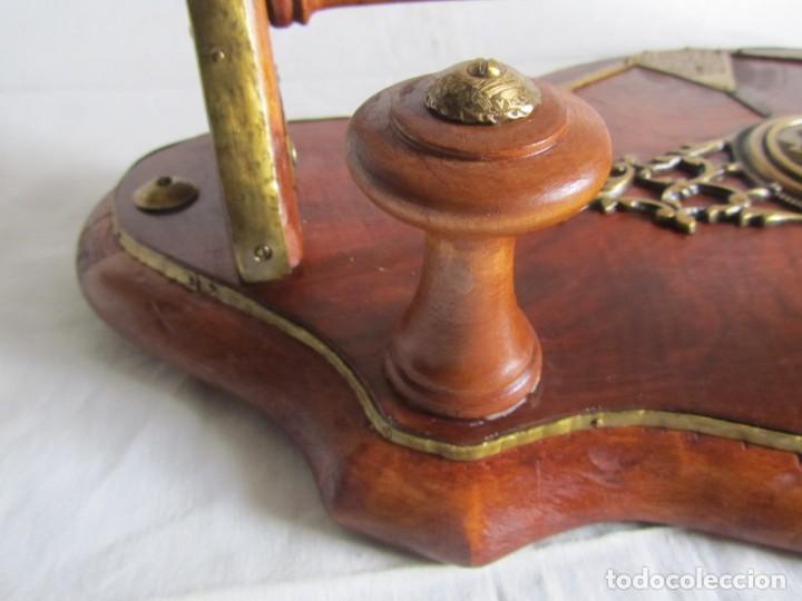 Antig&uuml;edades: Magn&iacute;fica percha de madera rematada con bronce - Foto 7