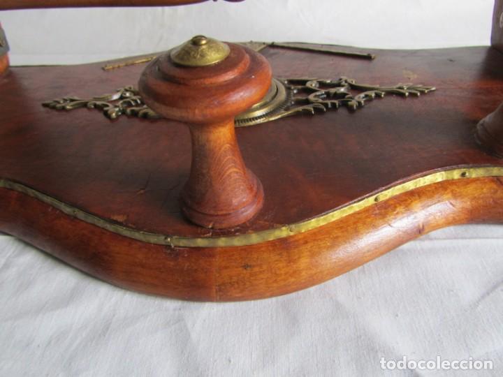 Antig&uuml;edades: Magn&iacute;fica percha de madera rematada con bronce - Foto 8