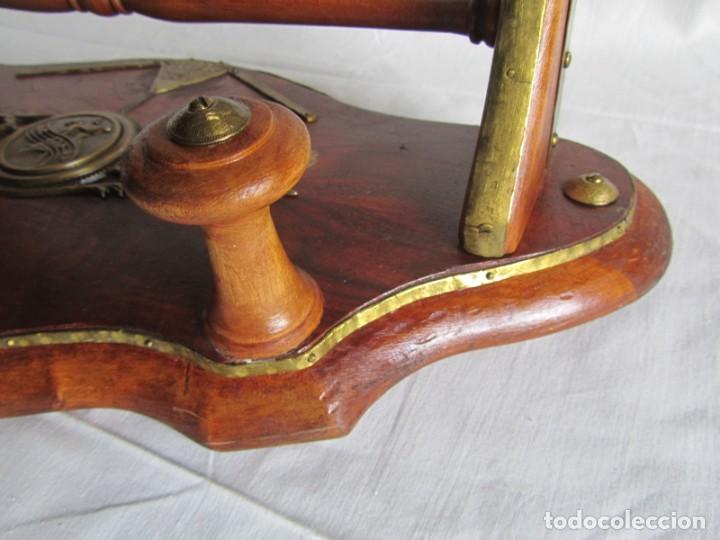 Antig&uuml;edades: Magn&iacute;fica percha de madera rematada con bronce - Foto 9