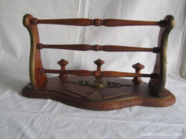 Antig&uuml;edades: Magn&iacute;fica percha de madera rematada con bronce - Foto 10