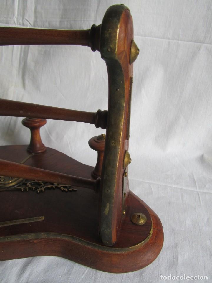 Antig&uuml;edades: Magn&iacute;fica percha de madera rematada con bronce - Foto 11