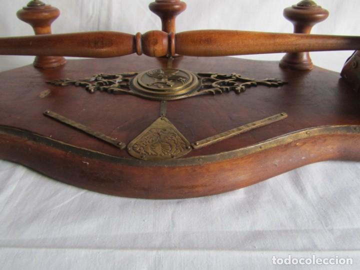 Antig&uuml;edades: Magn&iacute;fica percha de madera rematada con bronce - Foto 12